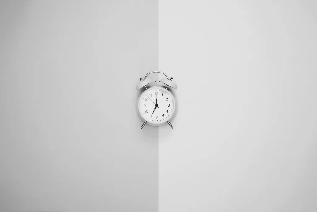 Uhr im Wartebereich